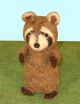 Filz-Fingerpuppe Waschbär kaufen München, Filzfingerpuppe Waschbär kaufen Bayern, glove puppet racoon hand made of felt, natürliches Kinder-Spielzeug aus Filz kaufen Erding, Filz-Finger-Puppe Waschbär