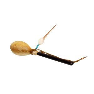 Rinderhaut-Rassel mit Entenfeder, blau - für schamanische Arbeit kaufen München, buy rattle made of cow skin- with duck feather, Maraka kaufen Erding, Maraca kaufen Bayern, Schamanen-Rassel kaufen BRD, Rinderhautrassel mit Entenfeder, blau