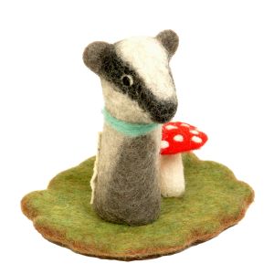 Filz-Fingerpuppe Dachs kaufen München, Handgemachte Fingerpuppen aus Filz, Felt, handmade glove puppet badger made of felt, natürliches Kinder-Spielzeug aus Filz, Filz-Finger-Puppe Dachs, Filz-Tier, Filz-arbeit, Filzfingerpuppe Dachs mit Landschaft