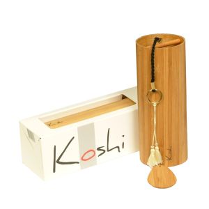 Original Koshi Klangspiel Aria Luft aus Bambus mit hellgelbem Logo-Punkt für Klangtherapie, Windspiel Aria kaufen Bayern, pentatonisch gestimmtes Koshi Aria, carillons, wind chime Aria, Koshi-Sphäre Aria, Koshi Raumklang Aria, Koshi Glockenspiel Luft